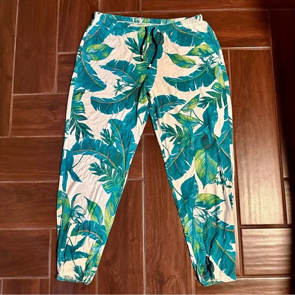 Soma Pajama Set - M
Palm Print - Picture 3 of 6